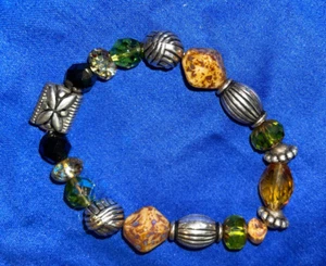 ^BRACCIALE TONO ARGENTO con perline color terra e charms argento NNT - Foto 1 di 1