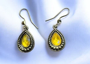 Pendientes colgantes vintage de lágrima amarilla Avon con detalles en tono plateado y gancho Clo - Imagen 1 de 8