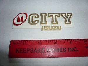 Emblema de placa de identificación de la ciudad de Isuzu guión concesionario publicidad - Imagen 1 de 1