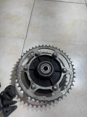 2009 年雅马哈 FZ6R 原始设备制造商后链轮和轮毂 20S-25366-00-00 — 第 1/4 张图片