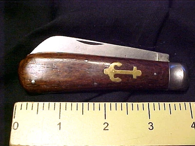 GRÚA DE BESOS... CUCHILLO HOJA PLEGABLE CON INCRUSTACIÓN DE ANCLA TIPO MARINO... ALEMANIA SIGLO XIX Foto 1 de 4