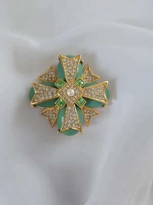 Broche prendedor Joan Rivers verde lucite cabujón y estrás tono dorado maltés  Foto 1 de 4