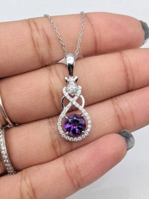 Collar colgante redondo de amatista simulada de 1,89 quilates para mujer enchapado en oro blanco de 14 k Foto 1 de 4