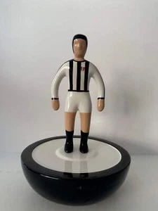 Subbuteo Juventus Stefano Puzzo Scultura in Ceramica Calciatore Statuetta 20x30 - Foto 1 di 1