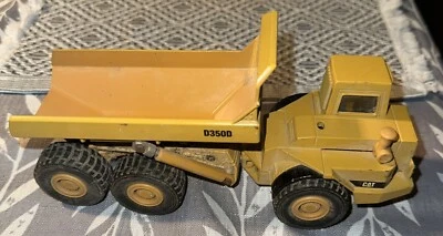 Шарнирный самосвал Cat Caterpillar D350D литой Ertl 2431 1992 желтый  - Изображение 1 из 4