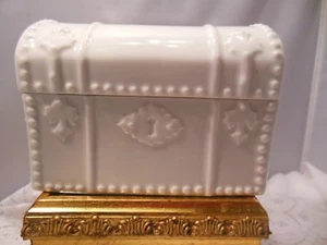 PRETTY VTG "LIMOGES" PORCELAIN TREASURE CHEST TRINKET BOX PORCELAIN DESIGNS - Picture 1 of 10