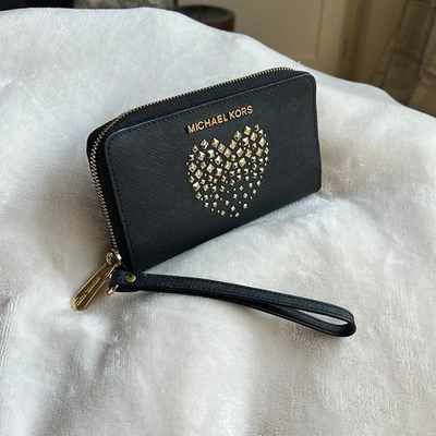 Michael Kors Black Gold Studded Heart Saffiano Leather Zip Wristlet Wallet - Изображение 1 из 4