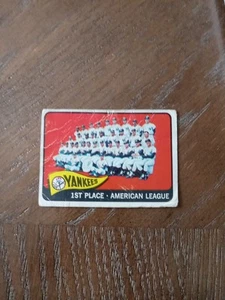 1965 TOPPS #513 NEW YORK YANKEES TEAM CARD W/MANTLE/BERRA/FORD/MARIS - Picture 1 of 2