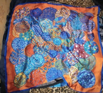 Bufanda transparente Story of Shanghai 100 % seda nueva con etiquetas formas geométricas de 40"x40"  Foto 1 de 4