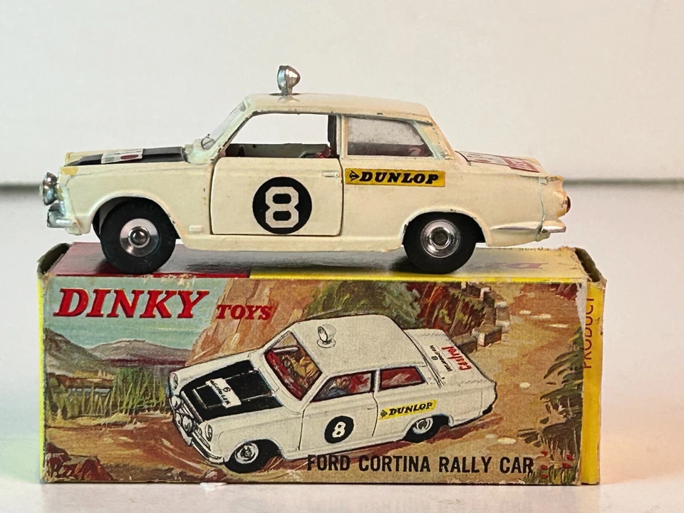Dinky No. Coche de rally Ford Cortina 212 con caja original Foto 1 de 4
