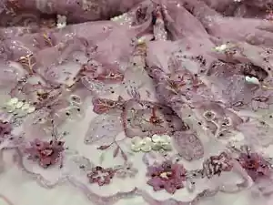 Flieder Spitzenstoff mit 3D Vinyl Blumenstickerei: Verkauft auf dem Hof - Mode für - Bild 1 von 10