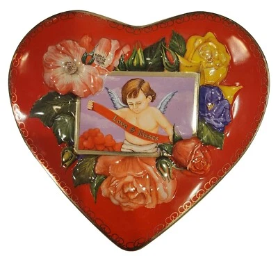 Contenedor de lata rojo en forma de corazón de San Valentín con tapa querubín floral  Foto 1 de 4