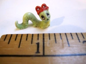 Rara statuina Hagen Renaker miniatura bruco pollice verme rosso arco ragazza ritirata - Foto 1 di 10