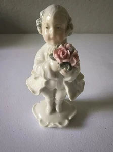 Estatuilla vintage de porcelana de niño Volkstedt con flores Karl Ens - Imagen 1 de 17