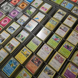 Lote de 50 juegos comunes de cartas coleccionables Pokémon variedad de juegos - Imagen 1 de 2