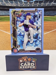 2025 Topps Holiday Cade Horton RC blu chiaro e bianco glitter #H 140 cuccioli - Foto 1 di 3
