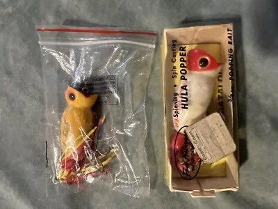 Lote De Colección De 2 Señuelos Fred Arbogast Hula Popper Uno Con Caja Original y Papeleo Foto 1 de 4