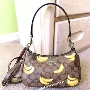 Coach Teri Schultertasche Signature Canvas Leder mit Bananenmuster CR289 Neu mit Etikett - Bild 1 von 10