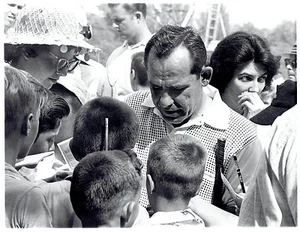 1962 firma fotográfica vintage en el torneo de golf de los Mets de Nueva York Yogi Berra - Imagen 1 de 2