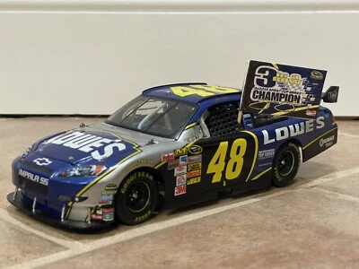 2008 Jimmie Johnson Lowes 3x NASCAR Champion Champ Flag Display 1:24 NO CAR - Image 1 of 4