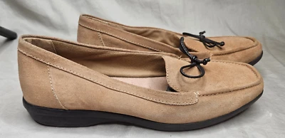 Clarks Soft Cushion Collection Moccassin Shoes Womens 9.5 Beige Suede Loafers - Image 1 of 4