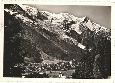 Pintoresca vista de las montañas de Chamonix-Mont-Blanc, Francia postal Foto 1 de 2