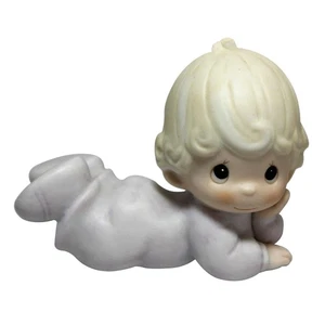 Precious Moments Figur: E-2852F Baby Mädchen liegend (2,5") - Bild 1 von 3