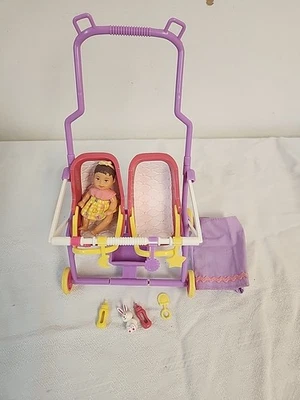 Barbie Stroll'n Play 2001 cochecito/portador de bebé muñeca Krissy y accesorios Foto 1 de 4