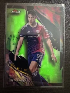 2024 Topps Finest MLS Petar Musa Neon Green Refractor /99 #148 - Bild 1 von 2