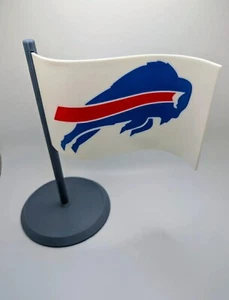 Juego de escritorio Buffalo Bills bandera ondulada 8,5 pulgadas de alto con base - Imagen 1 de 1