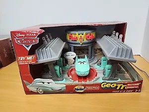 Fisher-Price Geo Trax Flo's V-8 Cafe Disney Pixar Cars Set 2009 - Neu in Box - Bild 1 von 8