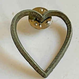 Spilla Vintage Firmata Ann Clarke Ltd. Mendon VT. 1995 Cuore Aperto 1,25" Peltro - Foto 1 di 3