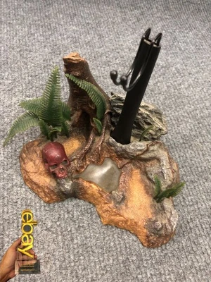 1/6 Hot Toys MMS90 Original Classic Predator Stand & Skull for Action Figure - Image 1 of 4