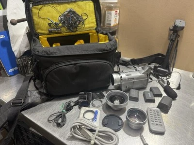 Canon Elura 85 Digital Video Camcorder 360x digital zoom Extra Lenses Accessorie - Image 1 of 4