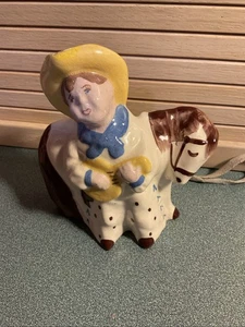 Cowboy vintage seduto su un cavallo  - Foto 1 di 4