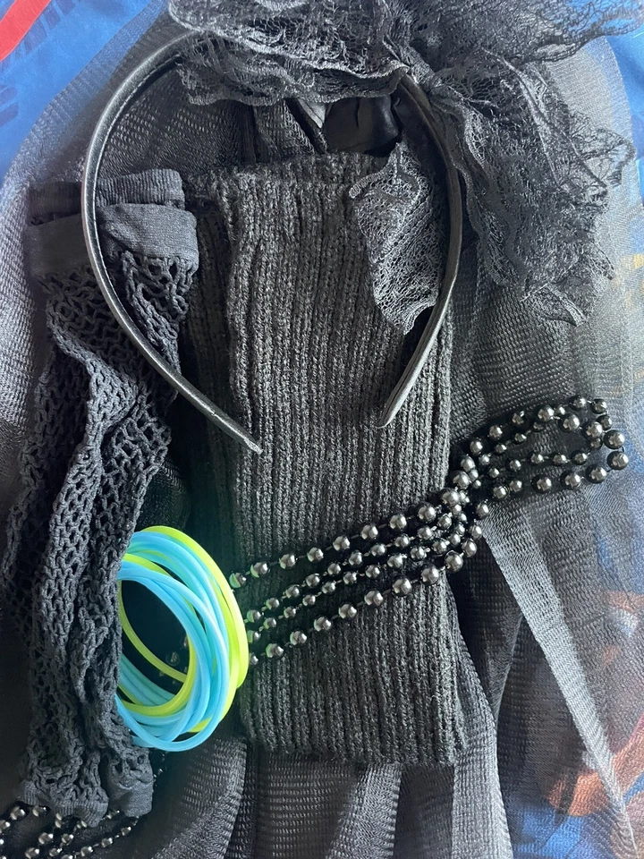 Disfraz de mujer años 80 tutú, guantes, calentadores de piernas, diadema y collar negro Foto 1 de 2