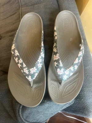 Crocs Mujer Talla 11 Kadee Gris Floral Chanclas Sandalias Foto 1 de 4