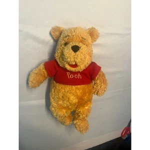 Disney Store Winnie the Pooh Peluche Peluche Giocattolo Camicia Rossa 12" Classico - Foto 1 di 10
