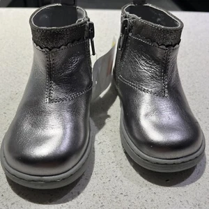 Chicco Size 22 uk 5 & 1/2 Silver Girls Boots Brand New - Picture 1 of 5