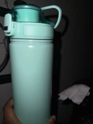 Botella de agua aislada de acero inoxidable Zojirushi. El color es verde azulado. Pajita incorporada. Foto 1 de 2