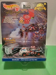 HOT WHEELS 1998  RACING PIT CREW 1:64 #6 MARK MARTIN VALVOLINE - Picture 1 of 5