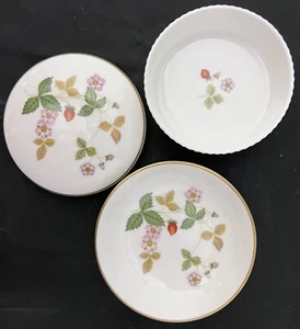 Wedgwood Wild Strawberry Small Trinket Box with Lid and Dish - Picture 1 of 3