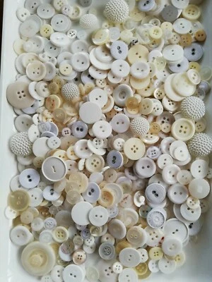 Knopf/Kurzwaren, ca. 300 STÜCK, weiss, creme etc. Gemischt-über Jahre gesammelt! - Bild 1 von 4