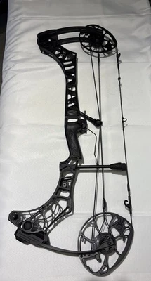 Mathews v3x 29 дюймов под правую руку черный с откидной опорой ATA QAD и струнами на заказ - Изображение 1 из 4