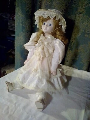 Poupée de porcelaine Mundia - Photo 1/2