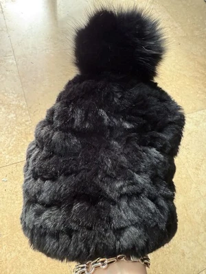 SOMBRERO DE PUNTO DE CONEJO CON POMPÓN DE PIEL DE ZORRO - NEGRO PETER GRIMM hecho en Canadá Foto 1 de 3