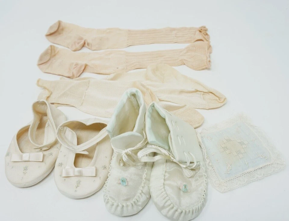 Lote 2 Zapatos de Cuna Vintage Infantil Bebé Niña Blanco Bordado Encaje Calcetines Manguera Foto 1 de 4