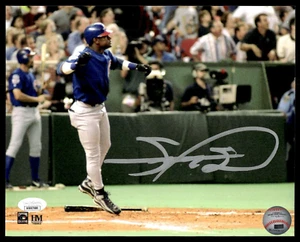 SAMMY SOSA SIGNED 8X10 WITH JSA WITNESSED COA - CHICAGO CUBS - Picture 1 of 1