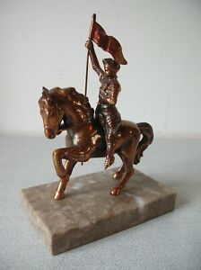 Statuette Jeanne d'Arc en armure à cheval et drapeau étendard sur marbre 