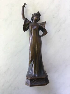 Graziele Frauen- Skulptur aus Bronze , detailliert handgefertigt, - Bild 1 von 12
